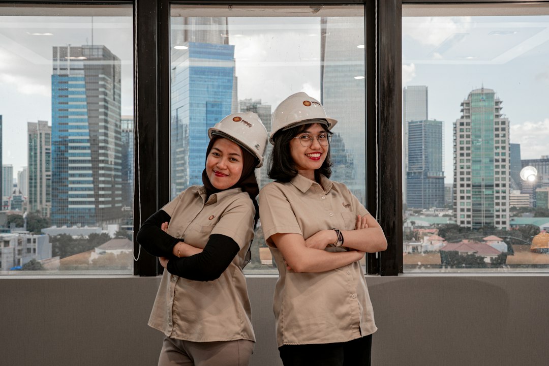 trabalhadoras com capacete de segurança — tipos e classes de capacete