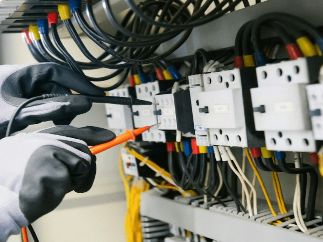 eletricista testando painel elétrico — EPI para eletricista NR-10