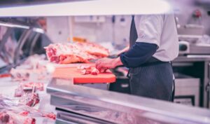trabalhador cortando carne — EPI para frigorífico e linha fria NR-36