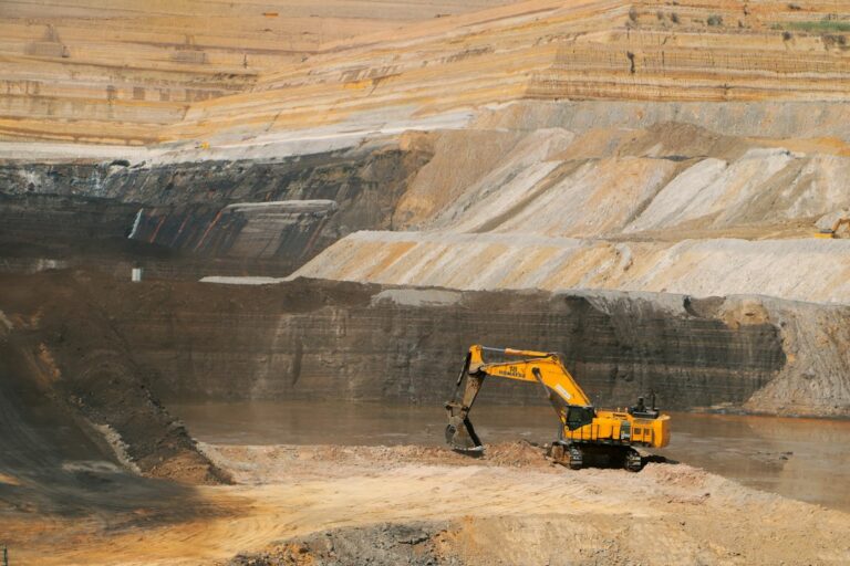escavadeira em mina a céu aberto — EPI para mineração