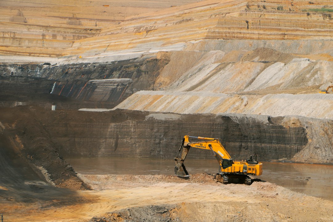 escavadeira em mina a céu aberto — EPI para mineração