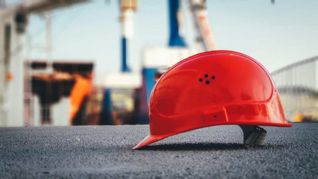 Trabalhadores da construção civil usando capacete de segurança