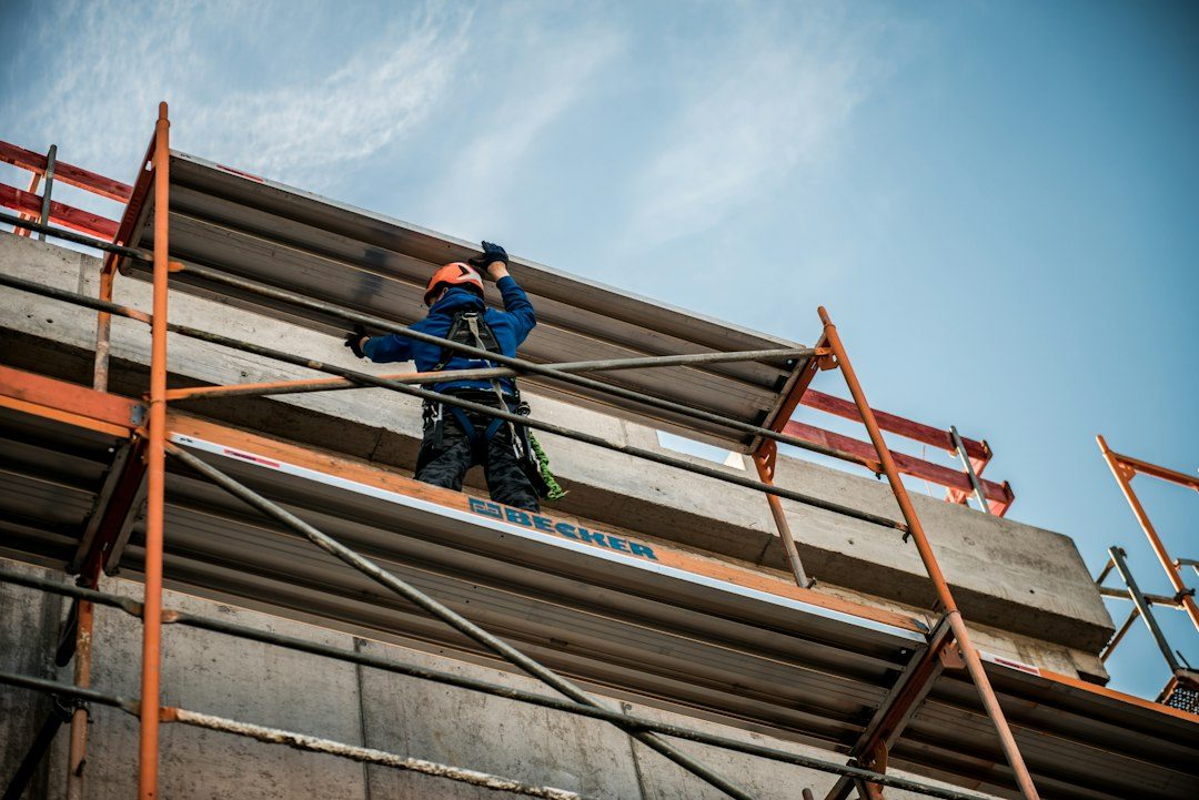 trabalhador em andaime de fachada — EPI para trabalho em altura NR-35